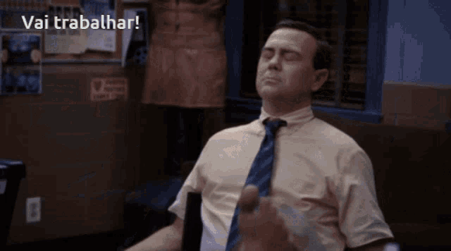 a man in a suit and tie is sitting with his eyes closed and the words vai trabalhar behind him