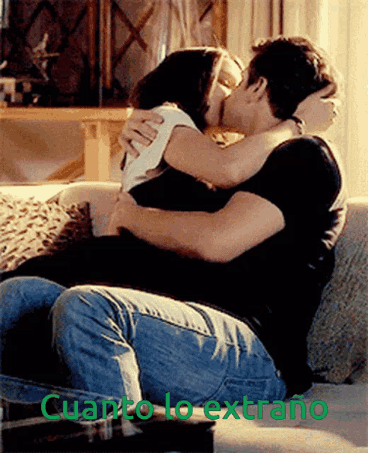 a man and a woman kissing on a couch with cuanto lo extrano written on the bottom