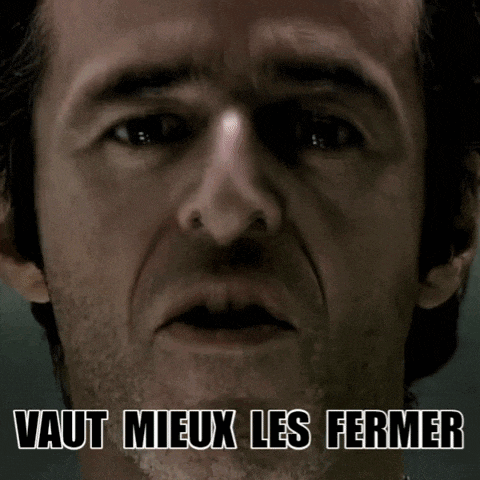 a close up of a man 's face with the words " vaut mieux les fermer " written below him