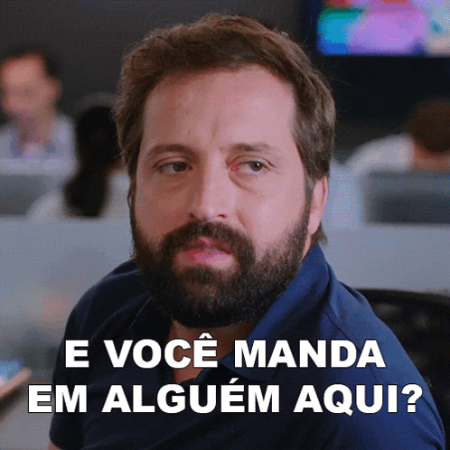a man with a beard and a blue shirt says e você manda em alguem aqui
