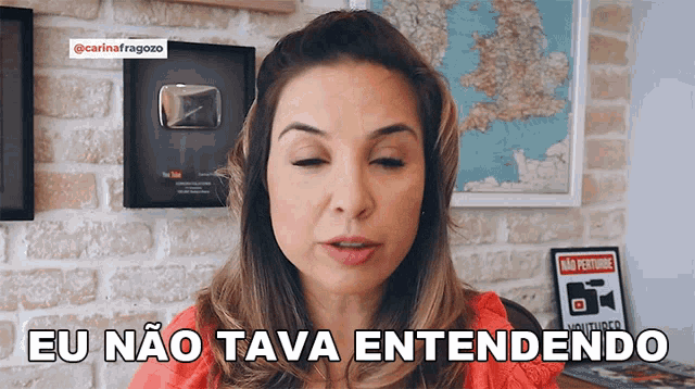 a woman says eu nao tava entendendo in front of a map
