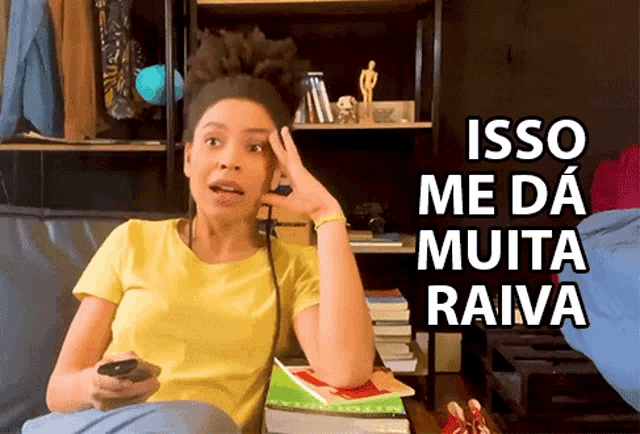 a woman sitting on a couch holding a cell phone with the words isso me da muita raiva behind her