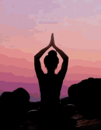 a silhouette of a woman meditating with the words hora de meditar above her