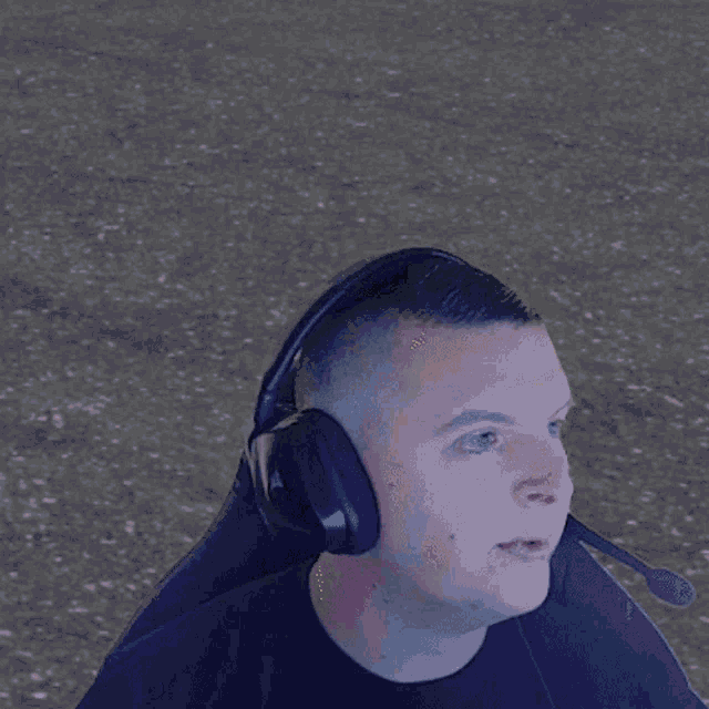 a man wearing headphones with the words right on amundo below him