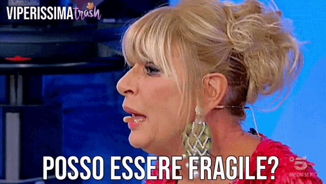 a woman says posso essere fragile on a tv screen