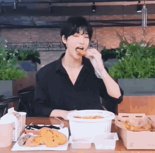 Hyunjin Eating Skz GIF - Hyunjin Eating Skz Hyunjin Skz GIFs
