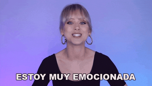 a woman wearing hoop earrings and a black shirt says estoy muy emocionada