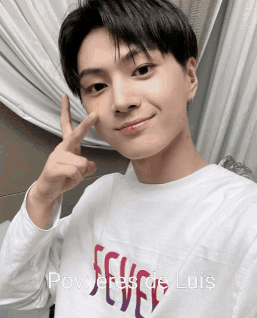 a young man wearing a white shirt that says felices