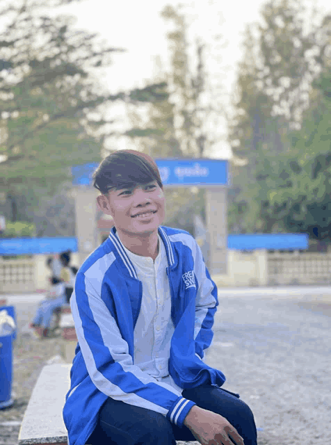 a young man wearing a blue jacket that says freestyle on it