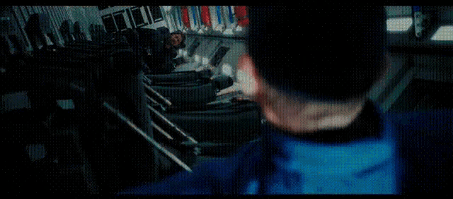 a man in a blue shirt says que tenga un buen viaje señor no toque nada .