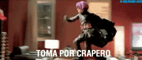 a woman with purple hair is jumping in a living room with the words toma por crapero written in the corner
