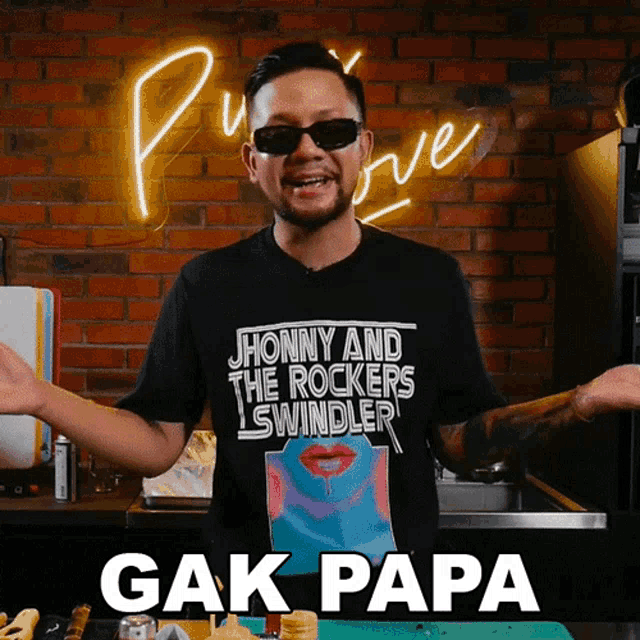 a man wearing sunglasses and a shirt that says " honny and the rockers swindler "