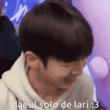 a close up of a person 's face with the words daeul solo de lari : 3 on the bottom