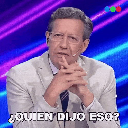 a man in a suit and tie says " quien dijo eso " on a blue background