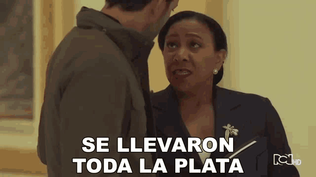 a woman talking to a man with the words se llevaron toda la plata written below her