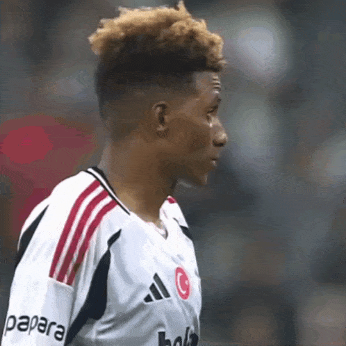 a soccer player wearing a jersey that says " papara " on the side