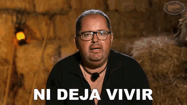 a man with glasses and a necklace says ni deja vivir