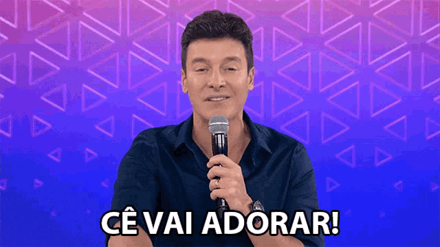 a man holding a microphone with the words ce vai adorar behind him