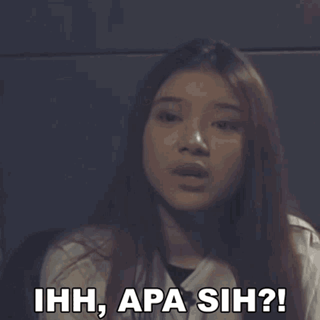 a woman is making a funny face and says ihh apa sih