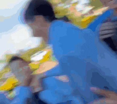 a blurry picture of people in blue shirts