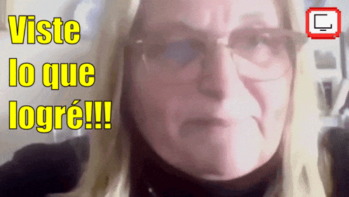 a woman wearing glasses says " viste lo que logre " in yellow letters