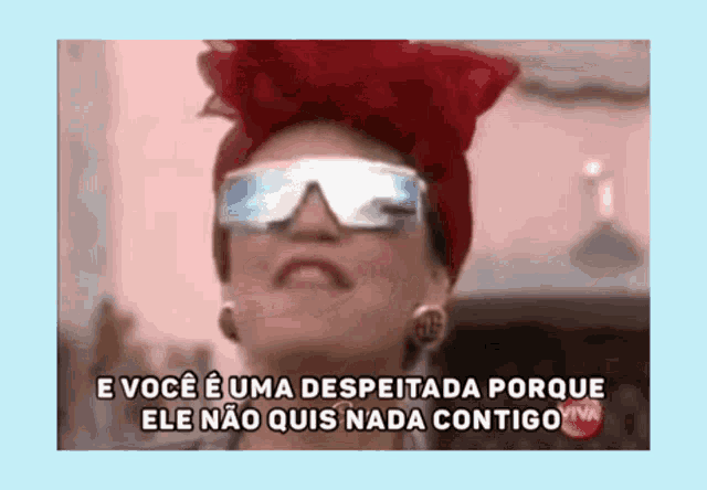 a woman wearing sunglasses and a red headband says e você e uma despeitada