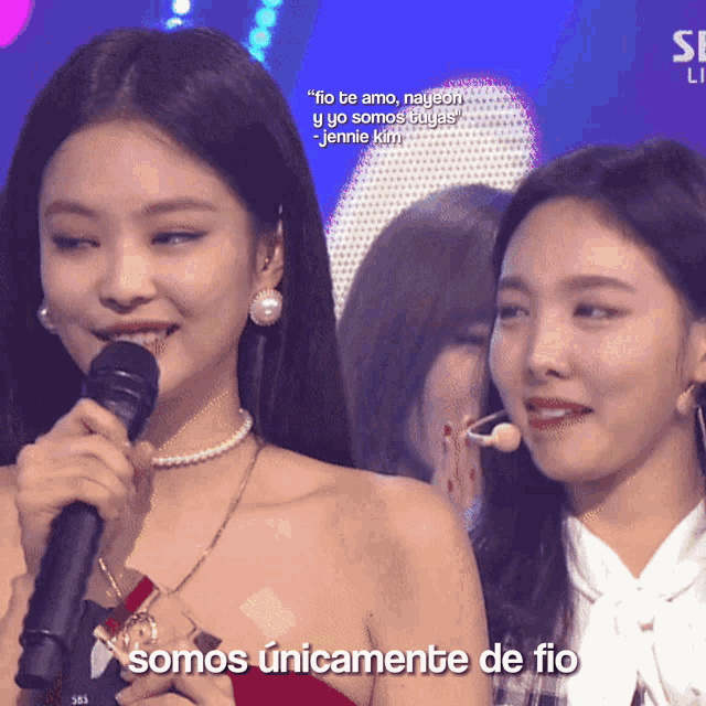 a woman holding a microphone next to another woman with the words somos unicamente de fio
