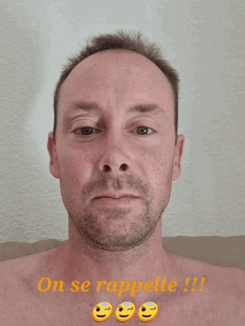 a shirtless man giving a thumbs up with the words " on se ravelle " written below him