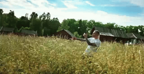 человектанцуетвпшеничномполе Man Dancing In A Wheat Field GIF - человектанцуетвпшеничномполе Man Dancing In A Wheat Field Dancing GIFs
