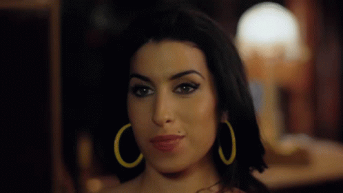 Amy Winehouse Waving GIF - Amy Winehouse Waving Amy Winehouse Waving GIFs