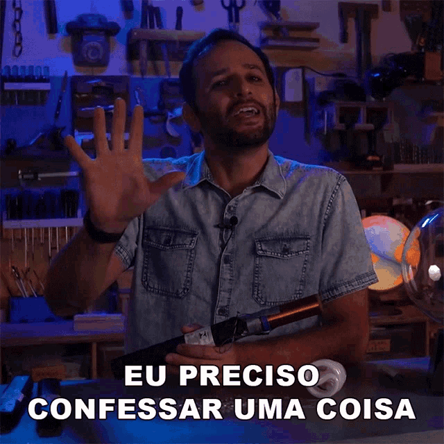a man in a denim shirt holds a light bulb and says " eu preciso confessar uma coisa "