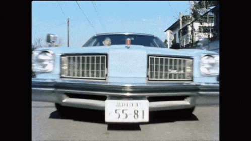 a car with a license plate that says 55 81
