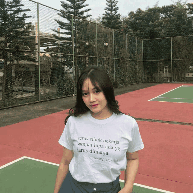 a girl wearing a shirt that says terus sibuk bekerja sampai lupa ada yg harus dimanja