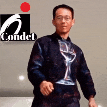 a man stands in front of a sign that says condet on it