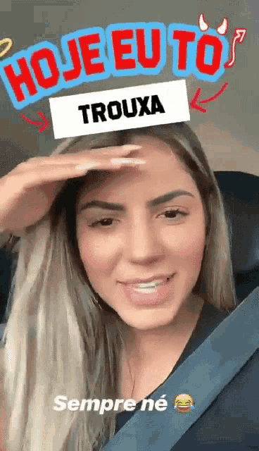 a woman is holding her hand to her forehead with the words " hoje eu to trouxa " above her