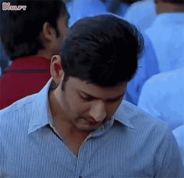 When You Cant Get Breezer Even You Stand In The Line From4hours Mahesh Babu GIF - When You Cant Get Breezer Even You Stand In The Line From4hours Mahesh Babu Mahesh GIFs