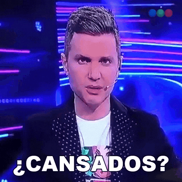 a man with a microphone says cansados on a television screen