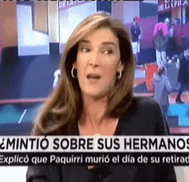 a woman is talking on a news channel with the words " mintio sobre sus hermanos "
