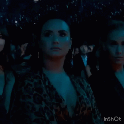Demi Lovato Look Around GIF - Demi Lovato Look Around Noshedidnt GIFs