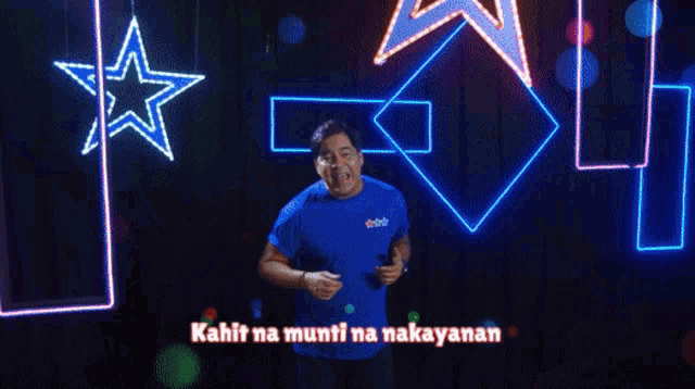 a man is wearing a blue shirt with the name ain on it