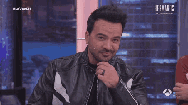 a man wearing a black leather jacket is on a tv show called hermanos