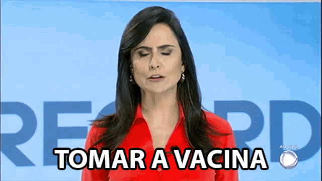 a woman in a red shirt says tomar a vacina on a blue background