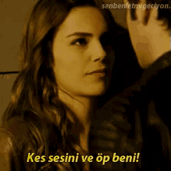 a woman says kes sesini ve op beni in yellow