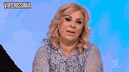 a woman is saying cats e sempre cats in italian