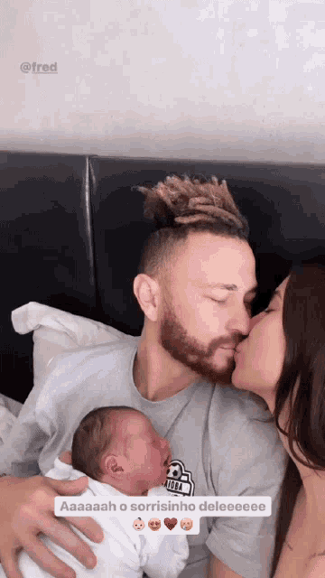 a man and woman kissing while holding a baby with the words aaaah o sorrizinho deleeeee