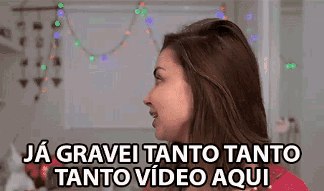 a woman is standing in front of a white board with the words ja gravei tanto tanto tanto video aqui
