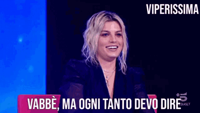 a woman singing into a microphone with the words una puttana pure io qua dentro no on the bottom