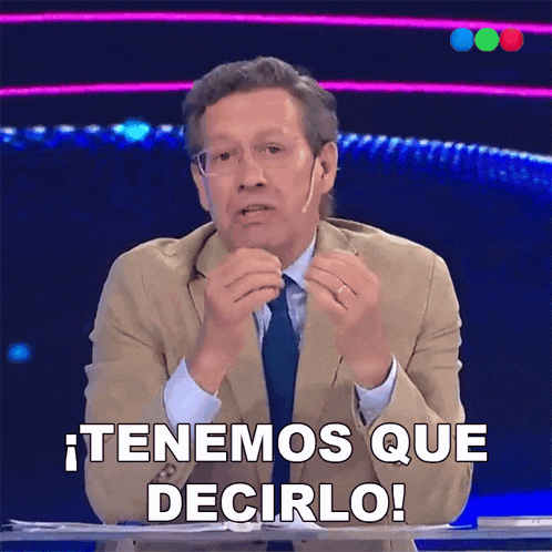 a man in a suit and tie says " tenemos que decirlo " in spanish