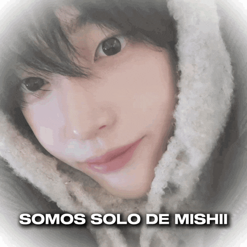 a picture of a girl with the words " somos solo de mishii " above her
