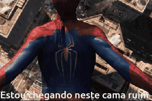 a spider man is flying over a city with the words estou chegando neste cama ruin